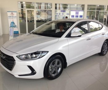 Hyundai Elantra 1.6AT  2018 - Bán gấp Hyundai Elantra 1.6AT tự động, xe gia đình 2018, màu trắng, giá 619 triệu, góp 85%xe. Xe ở Đắk Lắk - Đắk Nông