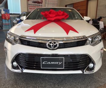 Toyota Camry 2.0 E 2018 - Toyota Tân Cảng bán Camry 2.0 Facelift 2018 màu trắng camay - Tặng bảo hiểm, phụ kiện, trả góp 90%- SĐT 096.77.000.88