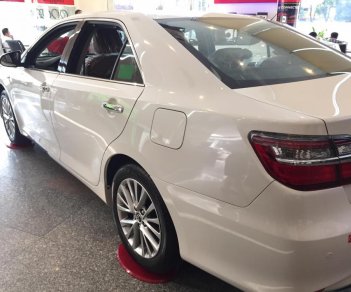 Toyota Camry 2.0 E 2018 - Toyota Tân Cảng bán Camry 2.0 Facelift 2018 màu trắng camay - Tặng bảo hiểm, phụ kiện, trả góp 90%- SĐT 096.77.000.88