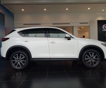 Mazda CX 5 2.5 FWD 2018 - Bán CX-5 2.5 1 cầu màu trắng, có xe giao ngay trong 3 ngày, hỗ trợ vay ngân hàng 90%. Lh 0938 907 088 Toàn Mazda