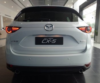 Mazda CX 5 2.5 FWD 2018 - Bán CX-5 2.5 1 cầu màu trắng, có xe giao ngay trong 3 ngày, hỗ trợ vay ngân hàng 90%. Lh 0938 907 088 Toàn Mazda