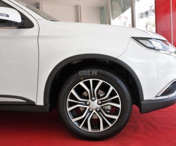 Mitsubishi Stavic CVT Premium 2018 - Khuyến mãi tháng 5 Mitsubishi Outlander 2.0 CVT Premium 1 cầu đời 2018, số tự động tại Đà Nẵng - L/H: 01215.537.547