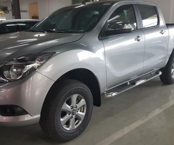 Mazda BT 50 2.2 MT 2017 - Bán Mazda BT 50 2.2 MT màu bạc, hỗ trợ vay 80% giá trị xe. LH 0938097488