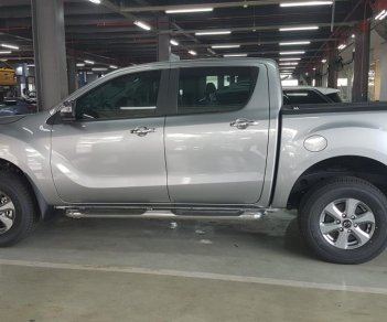 Mazda BT 50 2.2 MT 2017 - Bán Mazda BT 50 2.2 MT màu bạc, hỗ trợ vay 80% giá trị xe. LH 0938097488