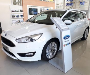 Ford Focus 1.5 Sport AT 5D 2018 - Bán xe Ford Focus 1.5 Sport AT 5D sản xuất 2018, màu trắng