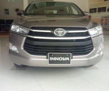 Toyota Innova  2.0E 2018 - Bán Toyota Innova 2.0E sản xuất 2018, màu xám