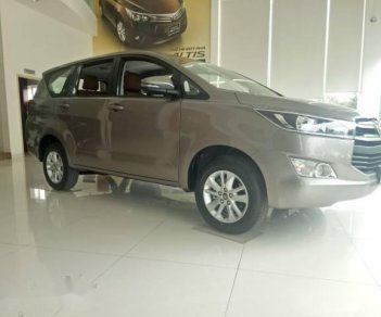 Toyota Innova  2.0E 2018 - Bán Toyota Innova 2.0E sản xuất 2018, màu xám