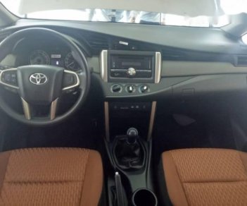 Toyota Innova  2.0E 2018 - Bán Toyota Innova 2.0E sản xuất 2018, màu xám