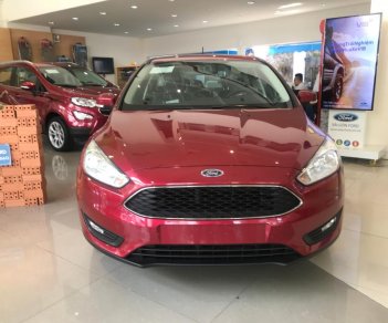 Ford Focus Trend 2018 - Giá xe Ford Focus Trend 2018, màu đỏ, giá 579 triệu (chưa khuyến mãi), vay NH 80%, lãi suất 0.7%/tháng cố định 36 tháng