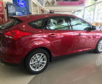 Ford Focus Trend 2018 - Giá xe Ford Focus Trend 2018, màu đỏ, giá 579 triệu (chưa khuyến mãi), vay NH 80%, lãi suất 0.7%/tháng cố định 36 tháng