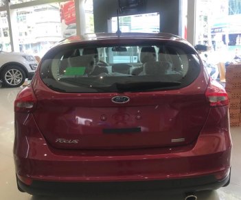 Ford Focus Trend 2018 - Giá xe Ford Focus Trend 2018, màu đỏ, giá 579 triệu (chưa khuyến mãi), vay NH 80%, lãi suất 0.7%/tháng cố định 36 tháng