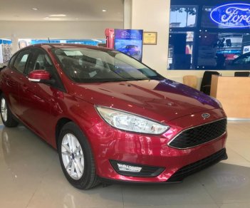 Ford Focus Trend 2018 - Giá xe Ford Focus Trend 2018, màu đỏ, giá 579 triệu (chưa khuyến mãi), vay NH 80%, lãi suất 0.7%/tháng cố định 36 tháng