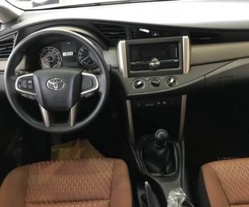 Toyota Innova E 2018 - Bán xe Innova E 2018 giá 698 Tr - hỗ trợ vay trả góp 85% lãi suất thấp, xe giao ngay