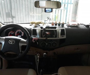 Toyota Hilux 3.0G 4x4 MT 2014 - Cần bán gấp xe cũ Toyota Hilux 3.0G sản xuất năm 2014, màu bạc, nhập khẩu nguyên chiếc, 550 triệu