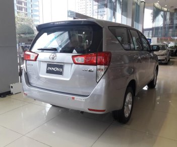 Toyota Innova E 2018 - Bán ô tô Toyota Innova E số sàn, năm sản xuất 2018, màu bạc, giá chỉ 708 triệu