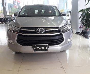 Toyota Innova E 2018 - Bán ô tô Toyota Innova E số sàn, năm sản xuất 2018, màu bạc, giá chỉ 708 triệu