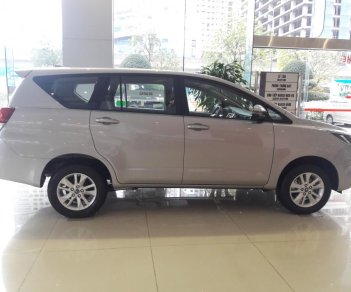 Toyota Innova E 2018 - Bán ô tô Toyota Innova E số sàn, năm sản xuất 2018, màu bạc, giá chỉ 708 triệu