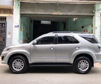 Toyota Fortuner G 2014 - Bán xe Toyota Fortuner G Sx 2014 màu bạc. Xe gia đình sử dụng kỹ đi ít, 1 đời chủ, bảo dưỡng đầy đủ, nước sơn zin 90%