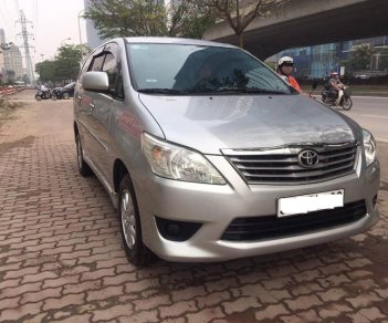 Toyota Innova E 2013 - Bán xe Toyota Innova E năm 2013, màu bạc, hỗ trợ ngân hàng lên tới 70%