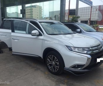 Mitsubishi Stavic 2.0 CVT Premium 2018 - Bán xe Mitsubishi Outlander 2.0 Premium, tặng bộ body kits (6 món), bảo hiểm, Fim LLumar, trải sàn simili