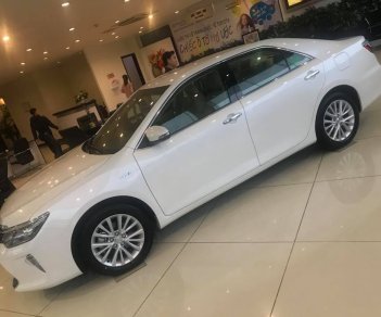 Toyota Camry 2.0E 2018 - Bán Toyota Camry 2.0E trắng 2018 - Giá tốt, khuyến mãi lớn - Bảo hành chính hãng 3 năm/ Hotline: 0898.16.8118