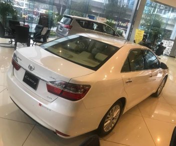 Toyota Camry 2.0E 2018 - Bán Toyota Camry 2.0E trắng 2018 - Giá tốt, khuyến mãi lớn - Bảo hành chính hãng 3 năm/ Hotline: 0898.16.8118