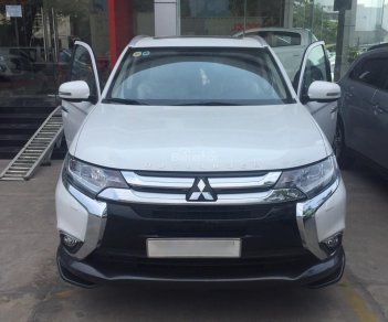 Mitsubishi Stavic 2.0 CVT Premium 2018 - Bán xe Mitsubishi Outlander 2.0 Premium, tặng bộ body kits (6 món), bảo hiểm, Fim LLumar, trải sàn simili