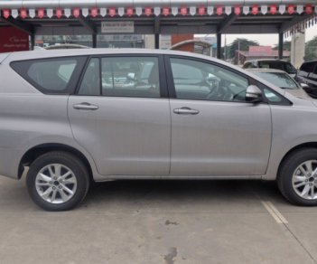 Toyota Innova 2.0E 2018 - Bán Toyota Innova 2.0E 2018 - bạc - Hỗ trợ trả góp 90%, bảo hành chính hãng 3 năm/ Hotline: 0898.16.8118