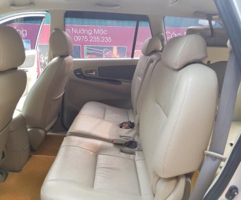 Toyota Innova E 2013 - Toyota Innova E sản xuất 2013, màu vàng xe gia đình màu vàng cát, cam kết xe đẹp chất lượng