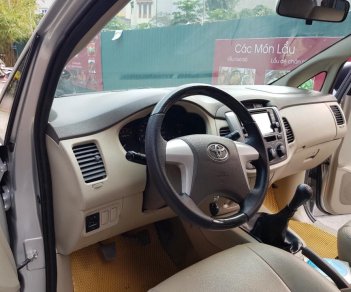 Toyota Innova E 2013 - Toyota Innova E sản xuất 2013, màu vàng xe gia đình màu vàng cát, cam kết xe đẹp chất lượng