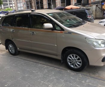 Toyota Innova E 2013 - Bán ô tô Toyota Innova E sản xuất năm 2013, màu vàng số sàn