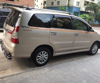 Toyota Innova E 2013 - Bán ô tô Toyota Innova E sản xuất năm 2013, màu vàng số sàn