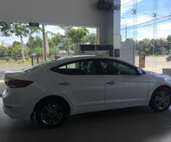 Hyundai Elantra MT 2018 - Bán Hyundai Elantra chỉ 549 triêu, gía tốt nhất thị trường, hỗ trợ vay đến 90% gía trị xe. LH: Hữu Sinh 0905967556