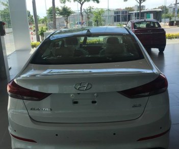 Hyundai Elantra MT 2018 - Bán Hyundai Elantra chỉ 549 triêu, gía tốt nhất thị trường, hỗ trợ vay đến 90% gía trị xe. LH: Hữu Sinh 0905967556