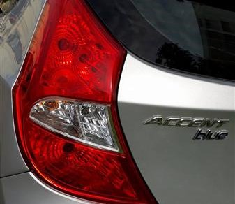 Hyundai Accent 1.4AT 2015 - Bán Hyundai Accent 1.4AT đời 2015, màu bạc, như mới