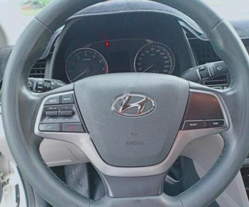 Hyundai Elantra 2017 - Cần bán xe Hyundai Elantra đời 2017, màu trắng