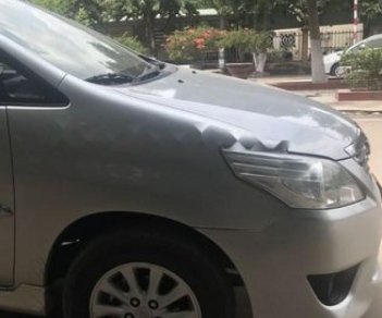 Toyota Innova 2.0E 2013 - Cần bán Toyota Innova 2.0E sản xuất 2013, màu bạc