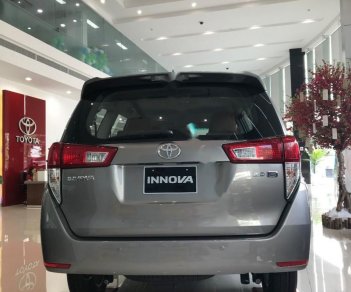 Toyota Innova 2.0E 2018 - Bán ô tô Toyota Innova 2.0E sản xuất năm 2018, màu xám