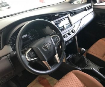 Toyota Innova 2.0E 2018 - Bán ô tô Toyota Innova 2.0E sản xuất năm 2018, màu xám