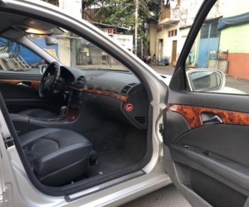 Mercedes-Benz E class E200 2004 - Bán Mercedes E200 năm sản xuất 2004, màu bạc 