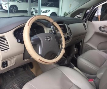 Toyota Innova 2.0E 2014 - Bán ô tô Toyota Innova 2.0E đời 2014, màu bạc số sàn, 570 triệu