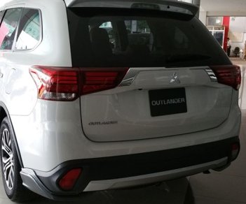 Mitsubishi Outlander 2.0 CVT 2018 - Bán Mitsubishi Outlander 2.0 CVT đời 2018, màu trắng, giá tốt