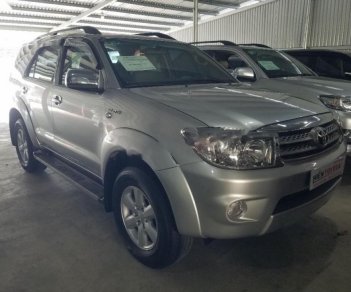 Toyota Fortuner 2.7V 4x4 AT 2010 - Bán xe Toyota Fortuner 2.7V 4x4 năm sản xuất 2010, màu bạc, xe gia đình