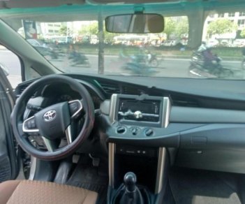 Toyota Innova E 2016 - Cần bán lại xe Toyota Innova E đời 2016, màu bạc chính chủ giá cạnh tranh