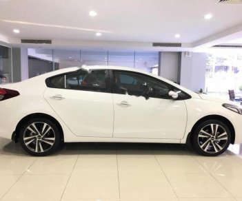 Kia Cerato 1.6 MT Base 2018 - Cần bán Kia Cerato 1.6 MT Base sản xuất năm 2018, màu trắng, 499tr