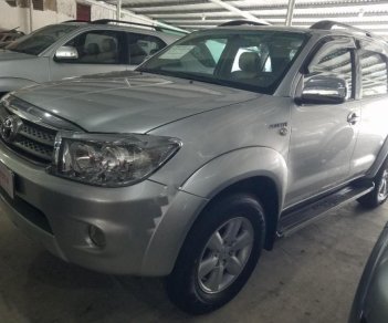 Toyota Fortuner 2.7V 4x4 AT 2010 - Bán xe Toyota Fortuner 2.7V 4x4 năm sản xuất 2010, màu bạc, xe gia đình