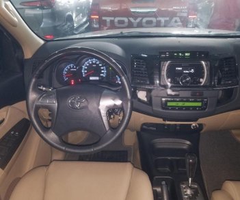 Toyota Fortuner 2.7V 4X2 AT 2016 - Cần bán Toyota Fortuner 2.7V 4x2 đời 2016, màu bạc xe gia đình, 910tr