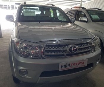 Toyota Fortuner 2.7V 4x4 AT 2010 - Bán xe Toyota Fortuner 2.7V 4x4 năm sản xuất 2010, màu bạc, xe gia đình