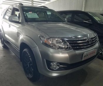 Toyota Fortuner 2.7V 4X2 AT 2016 - Cần bán Toyota Fortuner 2.7V 4x2 đời 2016, màu bạc xe gia đình, 910tr