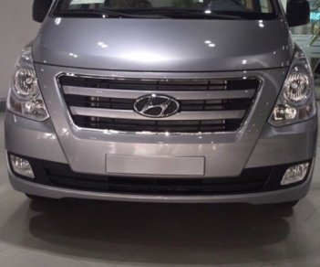 Hyundai Starex 2.4 MT   2018 - Bán xe Hyundai Starex 2.4 MT 6 chỗ, máy dầu, màu bạc, xe nhập giá tốt